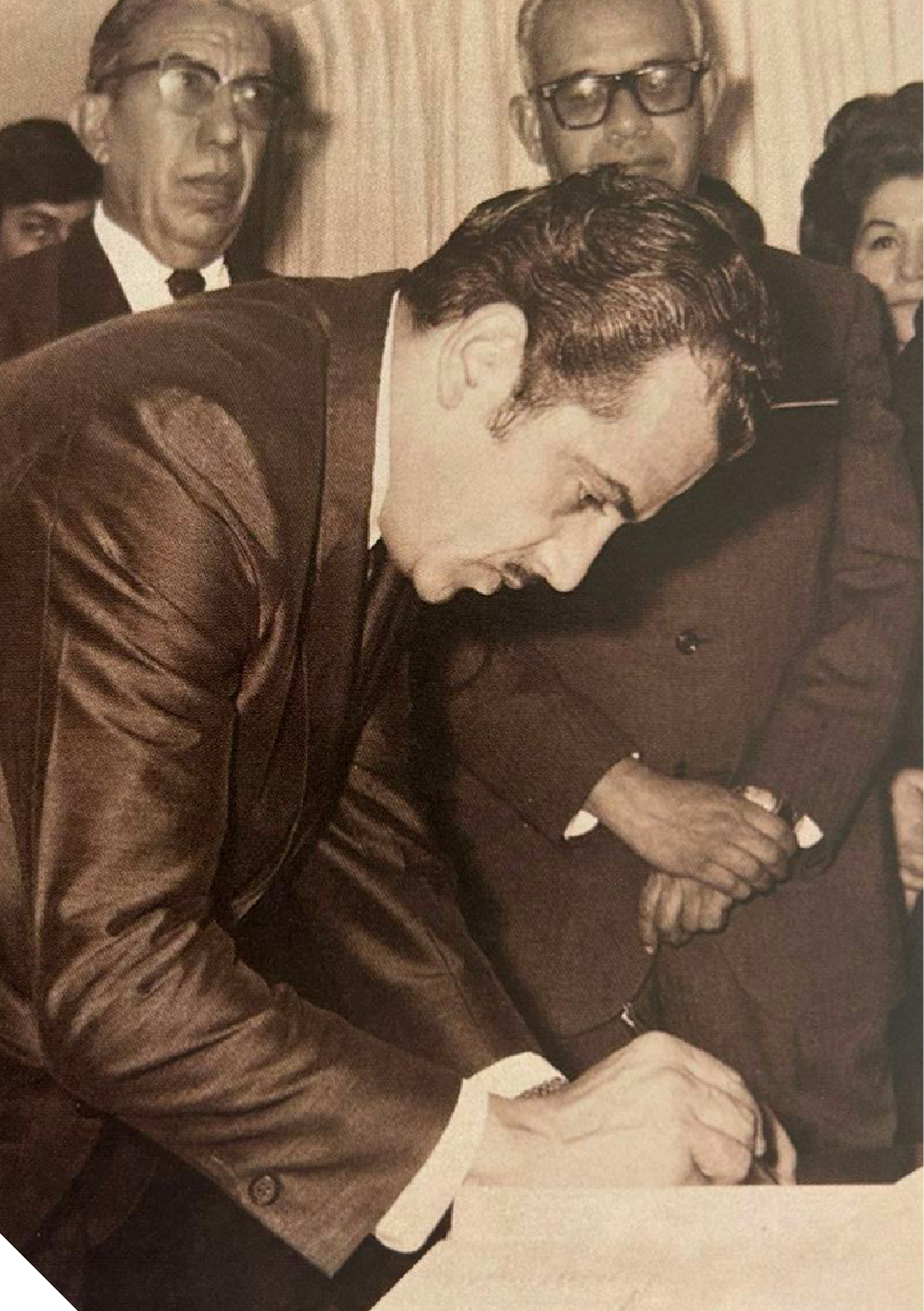 Fundación del Instituto de Especialización para Ejecutivos en 1969