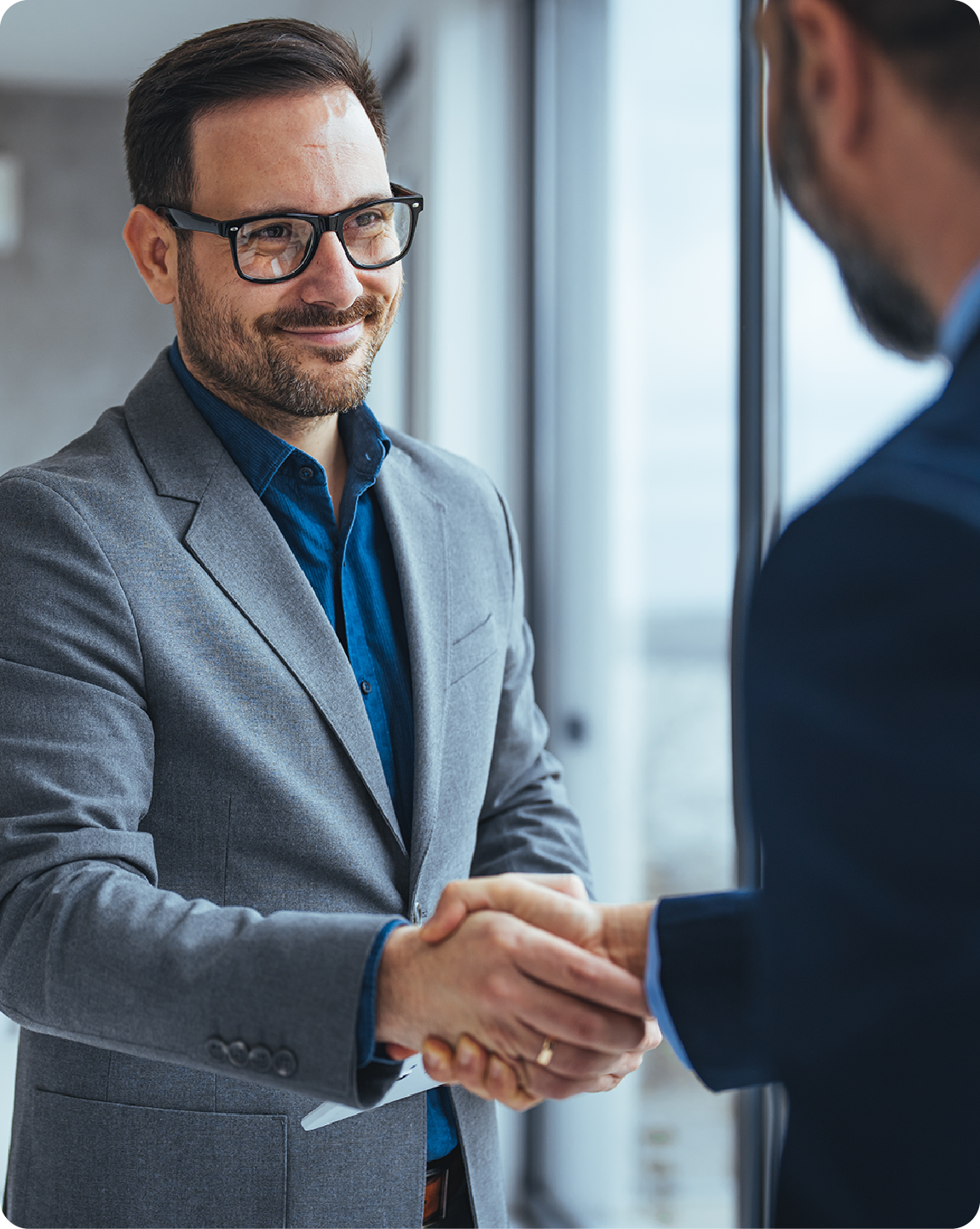 Profesionales estrechando las manos